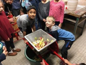 An der Obstmühle wird kräftig gedreht